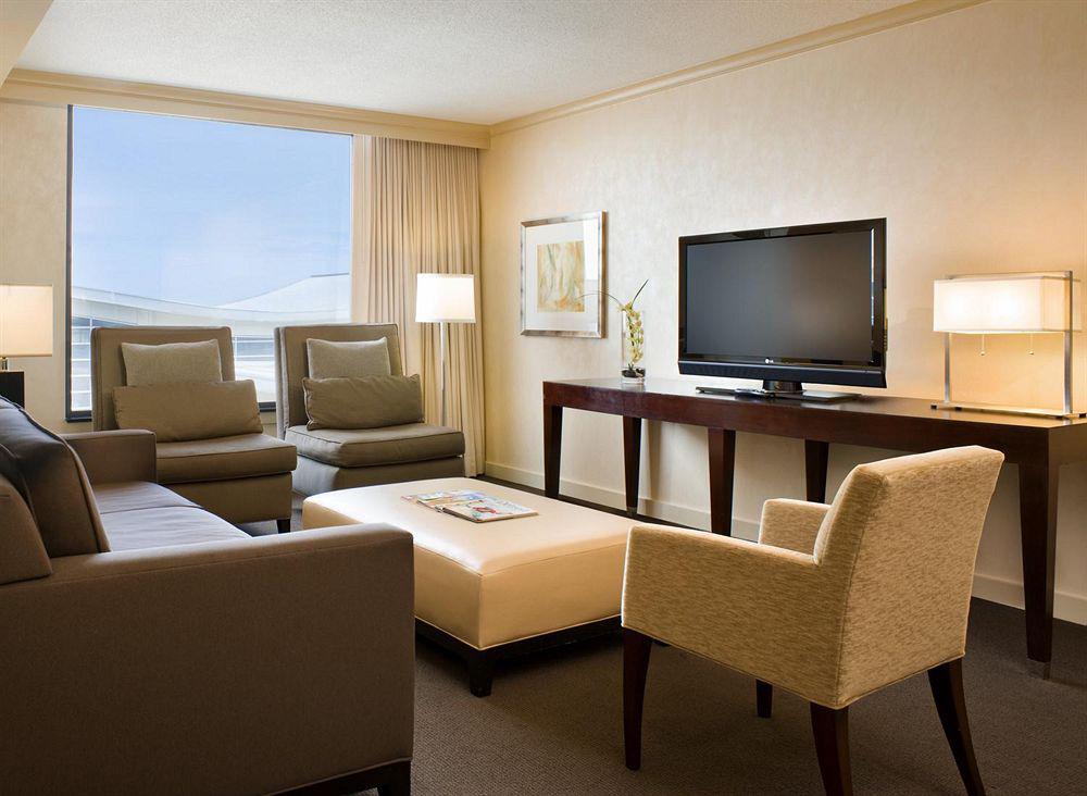 Отель The Westin Detroit Metropolitan Airport Ромулус Экстерьер фото